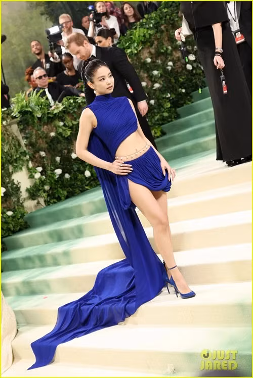 Trang phục tôn eo thon, đôi chân dài nuột nà của Jennie. Ảnh: Just Jared.