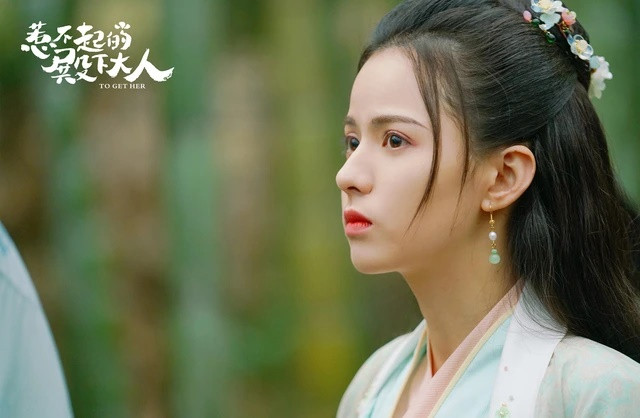 Nữ diễn viên Trung Quốc Hoàng Nhật Oánh mới đây được thông tin rằng bị thương trong quá trình tập luyện võ thuật cho bộ phim "Phó Sơn Hải". Đáng chú ý, theo thông tin lan tỏa, cô bị thương ở mặt và phải may 7 mũi. Mặc dù thông tin tai nạn phim trường của Hoàng Nhật Oánh chưa được xác nhận nhưng nhiều người vẫn bàng hoàng lo ngại cho cô.Hoàng Nhật Oánh sở hữu vẻ ngoài xinh đẹp, ngọt ngào, được khán giả yêu mến. Nếu bị thương ở mặt, nữ diễn viên này sẽ phải mất thời gian dài để hồi phục cũng như những lo ngại về dung mạo bị ảnh hưởng.