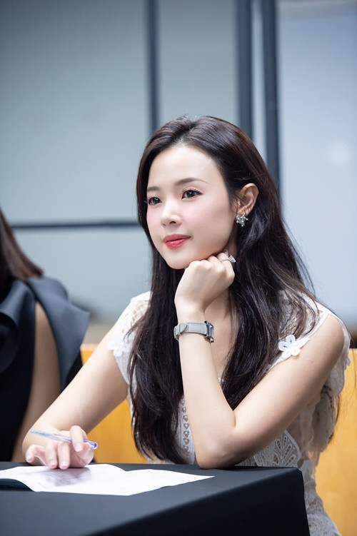 Người đẹp cho biết, cô nhận lời chấm đồ án giữa những ngày vô cùng bận rộn.