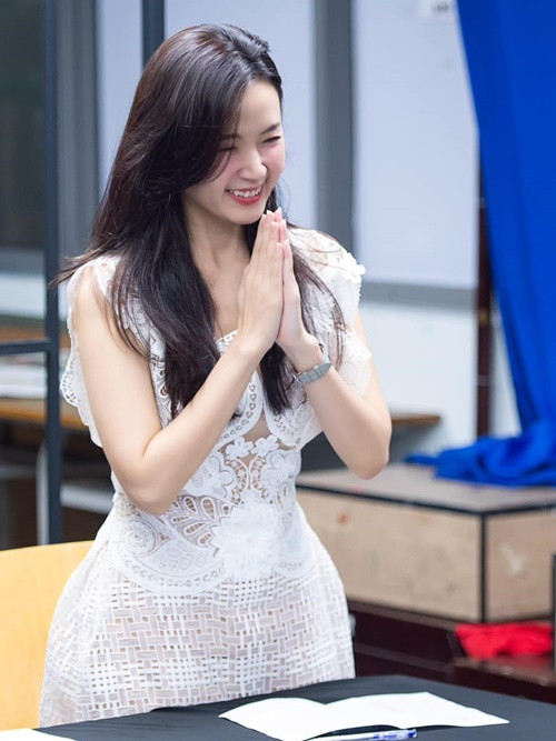 Midu đi chấm thi đồ án tốt nghiệp của sinh viên.