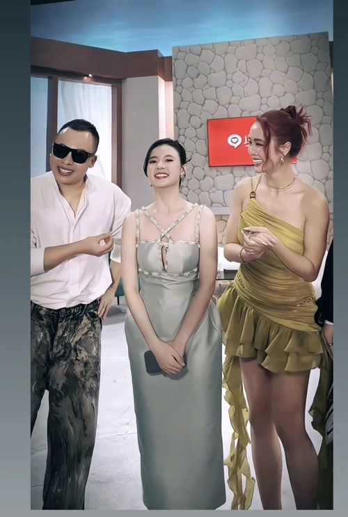 Một số cư dân mạng chú ý đến cử chỉ và vóc dáng của Midu.