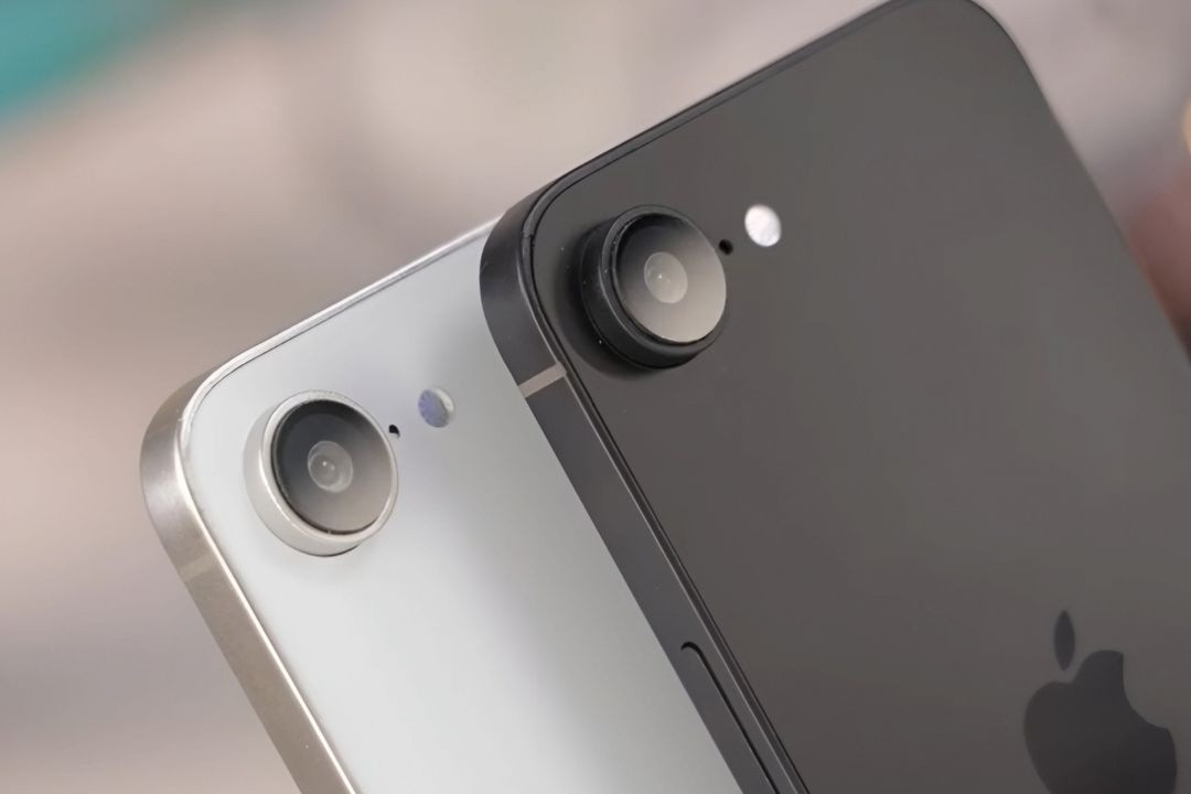 Thiết kế tổng thể cho thấy một chiếc iPhone SE khá quen thuộc: một camera đơn ở mặt sau và đèn flash LED ở góc trên cùng bên phải. Ảnh: Majin Buu