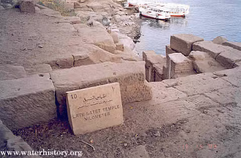 Thậm chí, mực nước Nilometer còn được dùng để xác định mức thuế mà người dân phải nộp trong năm. Đây cũng là lý do tại sao nhiều Nilometer được xây dựng bên trong các đền thờ, nơi chỉ có giới tăng lữ mới được phép lui tới, bảo vệ bí mật của công cụ tiên tri này. 