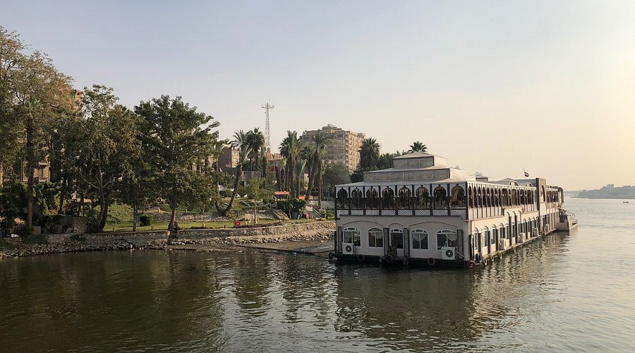 Người Ai Cập cổ đại chia năm thành ba mùa, gắn liền với nhịp điệu của sông Nile. Từ tháng 7 đến tháng 11, dòng sông vĩ đại này dâng cao tràn bờ và phủ lấp các đồng bằng ven sông. Đến khoảng tháng 9 hoặc tháng 10, khi nước rút, sông Nile để lại lớp phù sa màu mỡ, món quà vô giá cho nền nông nghiệp trù phú.