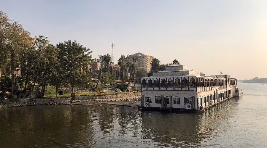 Người Ai Cập cổ đại chia năm thành ba mùa, gắn liền với nhịp điệu của sông Nile. Từ tháng 7 đến tháng 11, dòng sông vĩ đại này dâng cao tràn bờ và phủ lấp các đồng bằng ven sông. Đến khoảng tháng 9 hoặc tháng 10, khi nước rút, sông Nile để lại lớp phù sa màu mỡ, món quà vô giá cho nền nông nghiệp trù phú.