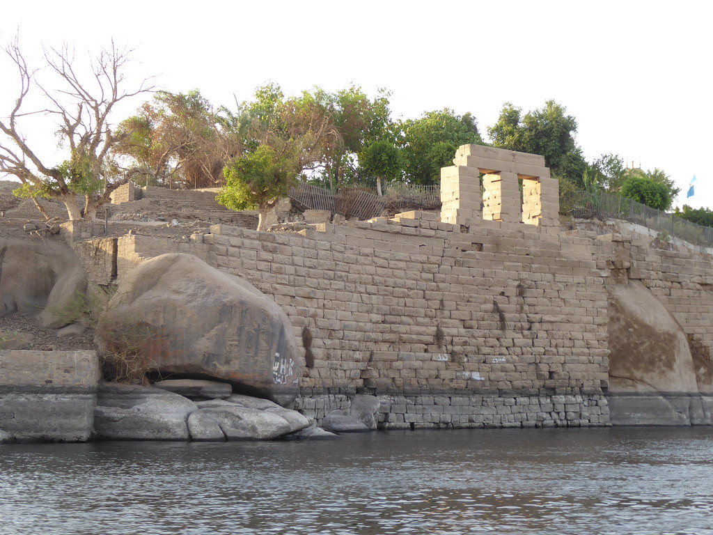 Một Nilometer quan trọng khác tọa lạc trên đảo Elephantine ở Aswan, vùng biên giới phía nam của Ai Cập. Do vị trí địa lý đặc biệt, Elephantine là nơi đầu tiên đón nhận những dấu hiệu lũ lụt từ thượng nguồn sông Nile. 