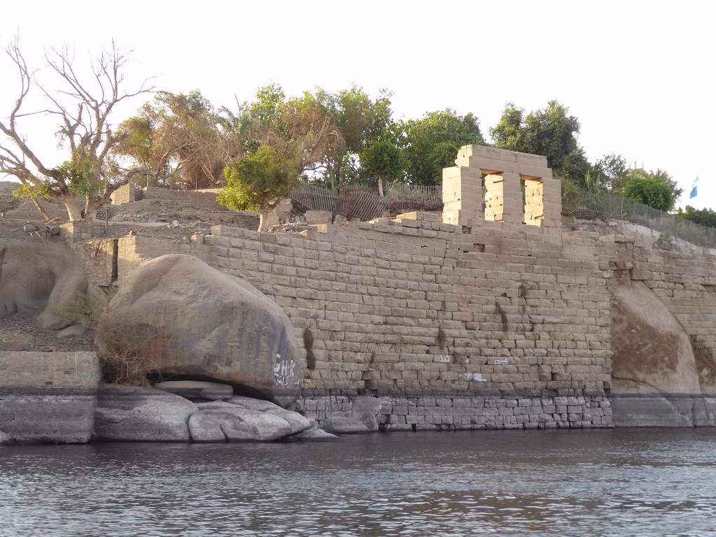 Một Nilometer quan trọng khác tọa lạc trên đảo Elephantine ở Aswan, vùng biên giới phía nam của Ai Cập. Do vị trí địa lý đặc biệt, Elephantine là nơi đầu tiên đón nhận những dấu hiệu lũ lụt từ thượng nguồn sông Nile. 