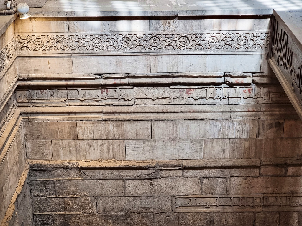 Tuy nhiên, bên trong công trình, những chạm khắc tinh xảo trên tường vẫn còn nguyên vẹn, kể lại câu chuyện về một thời kỳ huy hoàng của Ai Cập cổ đại. Ba đường hầm từng dẫn nước sông Nile vào giếng tĩnh đã được lấp kín, nhưng du khách vẫn có thể đi bộ xuống hết cầu thang, chiêm ngưỡng công trình kiến trúc độc đáo và cảm nhận không gian linh thiêng, trầm mặc. 