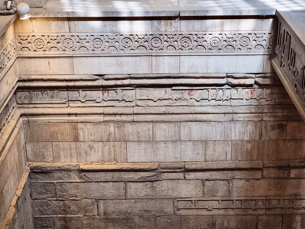 Tuy nhiên, bên trong công trình, những chạm khắc tinh xảo trên tường vẫn còn nguyên vẹn, kể lại câu chuyện về một thời kỳ huy hoàng của Ai Cập cổ đại. Ba đường hầm từng dẫn nước sông Nile vào giếng tĩnh đã được lấp kín, nhưng du khách vẫn có thể đi bộ xuống hết cầu thang, chiêm ngưỡng công trình kiến trúc độc đáo và cảm nhận không gian linh thiêng, trầm mặc. 