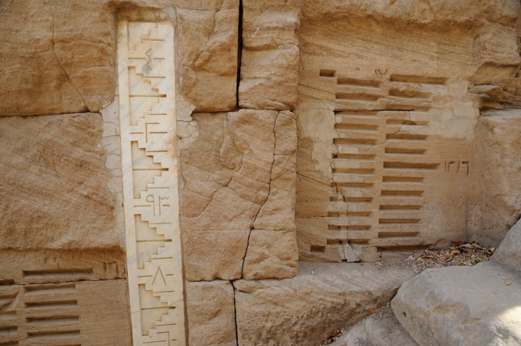 Nilometer đơn giản nhất là một cột trụ cắm trực tiếp xuống sông, khắc vạch chỉ mực nước. Về sau, những cột trụ này được đặt bên trong các công trình đá đồ sộ, tráng lệ, gọi là "stilling well" (giếng tĩnh). 