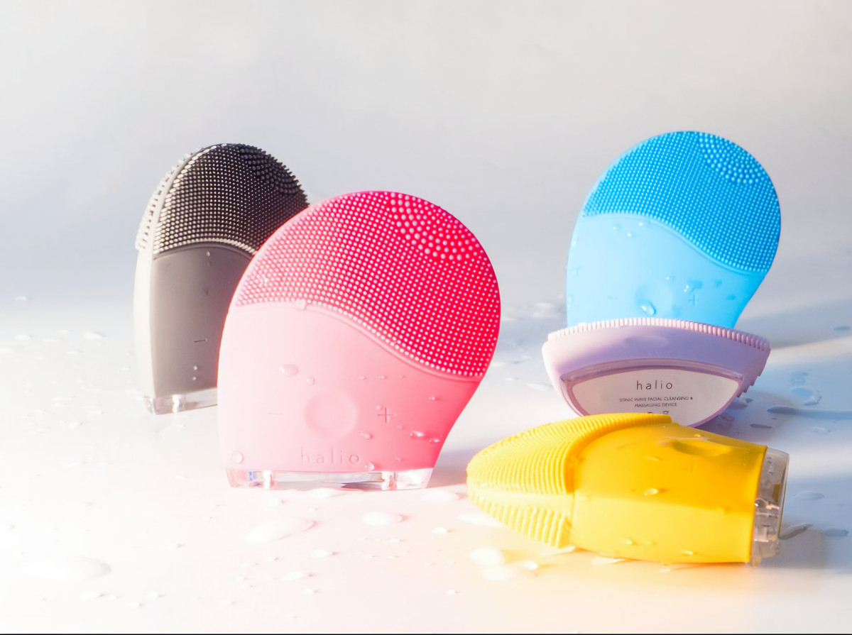 Về làm đẹp, không ít sản phẩm công nghệ chăm sóc da dành cho phái nữa được giới thiệu trên thị trường. Một trong số đó là máy rửa mặt và massage. Có 2 loại máy rửa mặt chính là dạng xoay và rung, hãy chọn cho người yêu một sản phẩm thân thiện với thói quen.