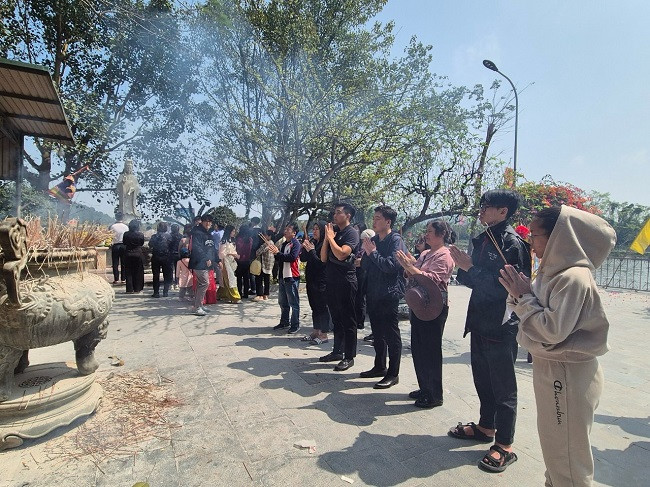 Là ngôi đền nổi tiếng linh thiêng, đền ông Hoàng Mười là một trong những địa điểm tâm linh được người dân thập phương lựa chọn đến để chiêm bái, xin tài lộc, sức khỏe...cho năm mới.