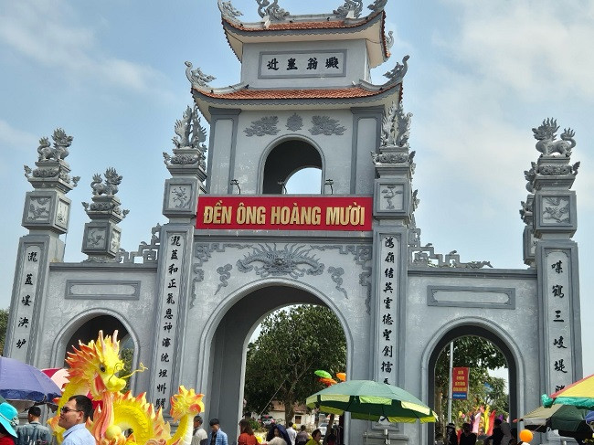 Đền Ông Hoàng Mười tên chữ là Mỏ Hạc Linh Từ, thờ Quan Hoàng Mười, người có công hộ quốc bảo dân, chở che cuộc sống cộng đồng, được nhân dân khắp mọi miền ngưỡng mộ và tôn kính. Ngoài ra, đền còn thờ các vị phúc thần: Lê Khôi, Quận công Trịnh Trung, Song Đồng Ngọc Nữ và hệ thống đạo Mẫu tứ phủ, mà người đứng đầu là Thánh Mẫu Liễu Hạnh.
