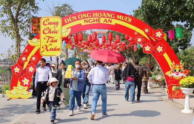 Người dân xứ Nghệ lưu truyền rất nhiều câu chuyện liên quan đến lịch sử đền Ông Hoàng Mười Nghệ An cũng như những đóng góp của ông với một số nhân vật có thật trong lịch sử. Nhiều người truyền tai nhau rằng ông Hoàng Mười là quan lớn chốn Thiên Đình, thần tiên chốn Đào Nguyên. Nhận thấy chốn nhân gian còn nhiều cơ cực, ông giáng trần để giúp dân, giúp đời.