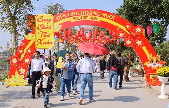 Người dân xứ Nghệ lưu truyền rất nhiều câu chuyện liên quan đến lịch sử đền Ông Hoàng Mười Nghệ An cũng như những đóng góp của ông với một số nhân vật có thật trong lịch sử. Nhiều người truyền tai nhau rằng ông Hoàng Mười là quan lớn chốn Thiên Đình, thần tiên chốn Đào Nguyên. Nhận thấy chốn nhân gian còn nhiều cơ cực, ông giáng trần để giúp dân, giúp đời.