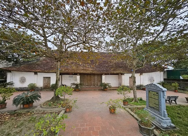 Tồn tại đã gần 3 thế kỷ, nằm sát bên bờ sông Lam thơ mộng, đình Hoành Sơn tọa lạc tại xã Khánh Sơn, huyện Nam Đàn được xem là công trình đẹp nhất miền Trung, hội tụ đầy đủ nhất tinh hoa văn hóa dân tộc. Vừa qua, đúng vào dịp kỷ niệm 990 năm danh xưng Nghệ An, tỉnh Nghệ An vui mừng khi đình Hoành Sơn - nơi chứng kiến biết bao đổi thay của vùng quê xứ Nghệ được trao Bằng Di tích Quốc gia đặc biệt.