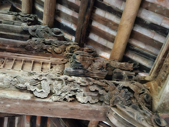 Các vì kèo liên kết theo cấu trúc chồng diêm, có những bức chạm khắc “lưỡng long chầu nguyệt” rất đẹp. Các cột đình đều có đường kính trên 50cm và là cơ sở chịu lực của toàn bộ kết cấu đình.