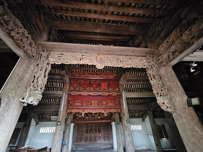 Cột đình ở gian chính được chạm nổi hình tượng 2 con rồng lớn đang ôm cột hướng xuống mặt đất. Trên mái đình có hình tượng rồng cuộn, hổ ngồi, nghê chầu; mái ngói được lợp âm dương.