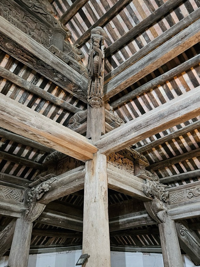 Học giả Hippolyte Le Breton, trong một lần đến tham quan, tìm hiểu về đình đã phải thốt lên rằng: “Tôi chưa hề thấy một ngôi đình nào đẹp như đình này”. Quả thực, đình Hoành Sơn được các nhà nghiên cứu, giới chuyên gia về lĩnh vực kiến trúc nghệ thuật đánh giá là ngôi đình tiêu biểu nhất của miền Trung và là một trong những ngôi đình có quy mô lớn và nghệ thuật chạm khắc đẹp nhất cả nước. Đình có tổng diện tích 1.663,3 m2, gồm 2 tòa, trong đó, nghệ thuật chạm khắc tập trung ở Đại đình.