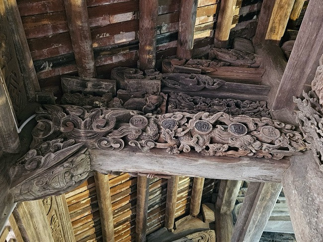 Trên các cấu kiện gỗ đều được trang trí dày đặc, kỹ thuật chạm khắc tinh xảo, đề tài phong phú, đa dạng.