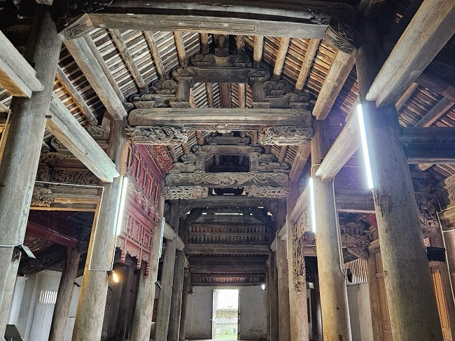 Đình Hoành Sơn có 8 vì, 7 gian với tổng số 32 cột gỗ lim tròn. Trong đó có 12 cột cái cao 5,75m, đường kính 0,45m và 20 cột quân cao gần 4m, đường kính 0,42m. Điều đặc biệt ở đình là hệ thống điêu khắc, kiến trúc tinh xảo, giàu tính nghệ thuật.