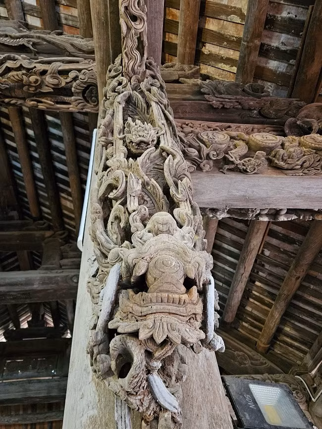 Ngoài hình tượng “tứ linh” được khắc họa dưới nhiều hình thức khác nhau, còn có nhiều đề tài minh họa các điển cố, điển tích, thể hiện ước mơ của người nông dân Nghệ An nói chung và làng Hoành Sơn nói riêng.