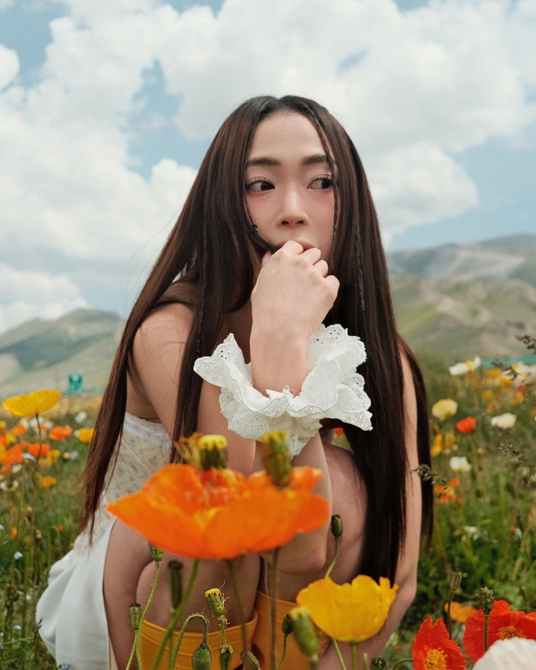 Dù đã bước qua tuổi 30, Sun HT vẫn giữ được nhan sắc trẻ trung xinh đẹp. Nhiều người nhận xét cô có nét đẹp "lão hóa ngược", trong một số tấm ảnh đời thường, cô nàng chỉ giống như vừa mới 20.