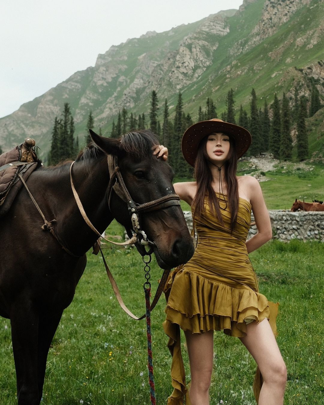 Vẫn là những chiếc váy bánh bèo nhưng cách lựa chọn phụ kiện, phối đồ của Sun HT làm nàng cựu hot girl trông cá tính hơn.