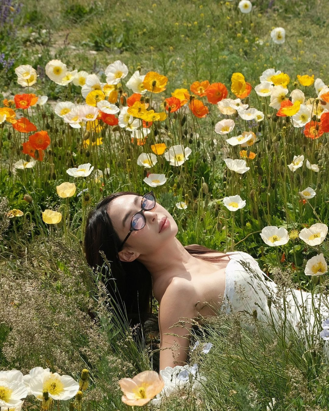 Trước đây, nhắc đến Sun HT, người ta thường nhớ đến hình ảnh cô nàng nữ tính, "bánh bèo" với mái tóc xoăn xù đáng yêu, đậm chất Hàn Quốc. Tuy nhiên sau khi bước qua tuổi 30, phong các của cô nàng có phần đằm thắm hơn, quyến rũ hơn trước.