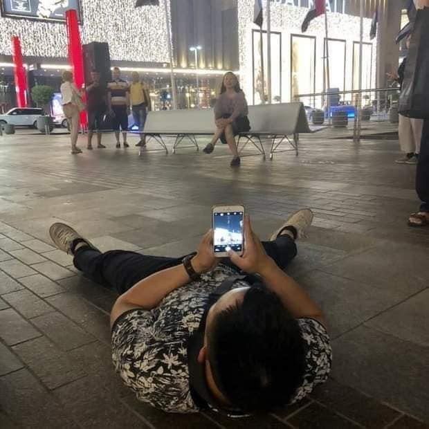 Không cần để ý người xung quanh ra sao, có ảnh đẹp cho vợ mới là điều quan trọng nhất.