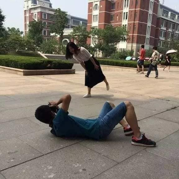 Đặc biệt, nếu có một hội chị em giao phó cho bạn nhiệm vụ chụp ảnh thì chỉ cần tập trung, lấy nét sao cho chủ nhân của chiếc điện thoại đẹp nhất trong khung hình, mặc kệ những người còn lại, như vậy bạn sẽ được đánh giá là “biết chụp ảnh” và thoát khỏi kiếp nạn phải chụp đi chụp lại 7749 tấm.