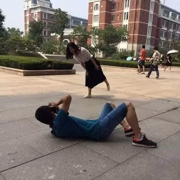 Đặc biệt, nếu có một hội chị em giao phó cho bạn nhiệm vụ chụp ảnh thì chỉ cần tập trung, lấy nét sao cho chủ nhân của chiếc điện thoại đẹp nhất trong khung hình, mặc kệ những người còn lại, như vậy bạn sẽ được đánh giá là “biết chụp ảnh” và thoát khỏi kiếp nạn phải chụp đi chụp lại 7749 tấm.