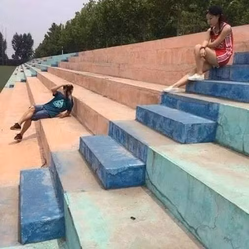 Trong nhiệm vụ này, tinh thần tự giác luôn phải đặt lên hàng đầu, các anh trai luôn phải xem lại hình chụp trước khi trả máy, nếu thấy chưa ổn xin hãy tự giác chụp lại, hội chị em luôn thoải mái với việc đó, có thể xin chụp lại năm bảy lần cũng không sao, miễn là có hình đẹp