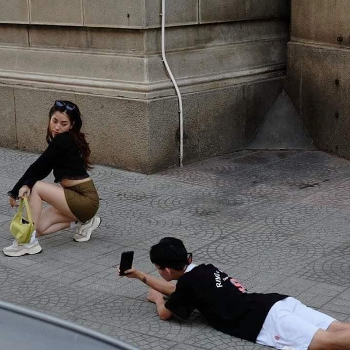 Để căn được góc đẹp, anh bạn trai này không ngại nằm hẳn xuống.