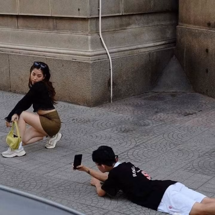 Để căn được góc đẹp, anh bạn trai này không ngại nằm hẳn xuống.