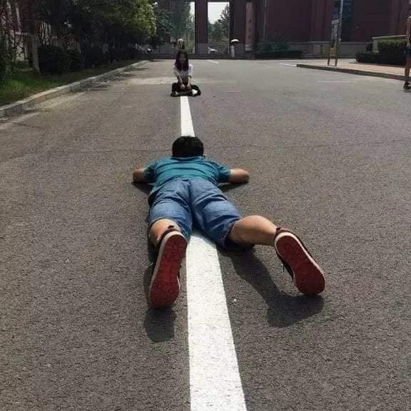 Để những tấm ảnh khoe dáng không biến thành ảnh “dìm hàng”, một trong những ghi chú đầu tiên các anh trai phải nhớ là luôn xoay camera xuống dưới vì như vậy cảm giác người trong ảnh sẽ cao hơn, dù chị em có cao bao nhiêu thì họ vẫn muốn cao hơn nữa. Khi hạ thấp máy dưới trọng tâm, anh em chú ý không được để quá thấp sẽ lộ phần nọng cằm, nếu không muốn các chị em “nổi trận lôi đình”.