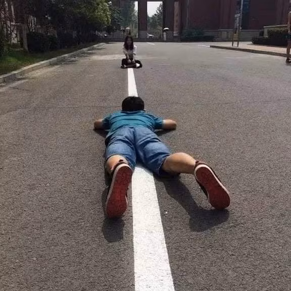 Để những tấm ảnh khoe dáng không biến thành ảnh “dìm hàng”, một trong những ghi chú đầu tiên các anh trai phải nhớ là luôn xoay camera xuống dưới vì như vậy cảm giác người trong ảnh sẽ cao hơn, dù chị em có cao bao nhiêu thì họ vẫn muốn cao hơn nữa. Khi hạ thấp máy dưới trọng tâm, anh em chú ý không được để quá thấp sẽ lộ phần nọng cằm, nếu không muốn các chị em “nổi trận lôi đình”.