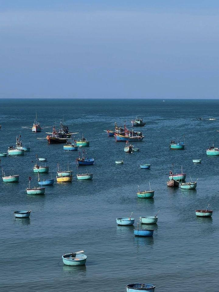 Mũi Né mỗi mùa mang một vẻ đẹp riêng. Từ tháng 4 đến tháng 8 là thời điểm đẹp nhất để du lịch Mũi Né, lúc này nước biển trong xanh và mát lành.