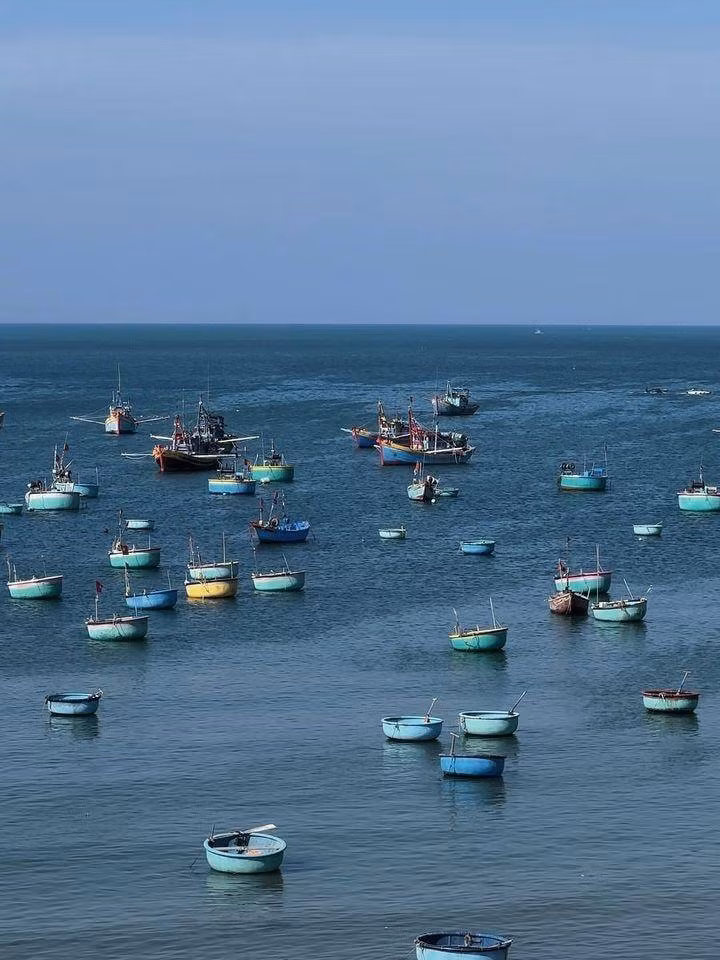 Mũi Né mỗi mùa mang một vẻ đẹp riêng. Từ tháng 4 đến tháng 8 là thời điểm đẹp nhất để du lịch Mũi Né, lúc này nước biển trong xanh và mát lành.