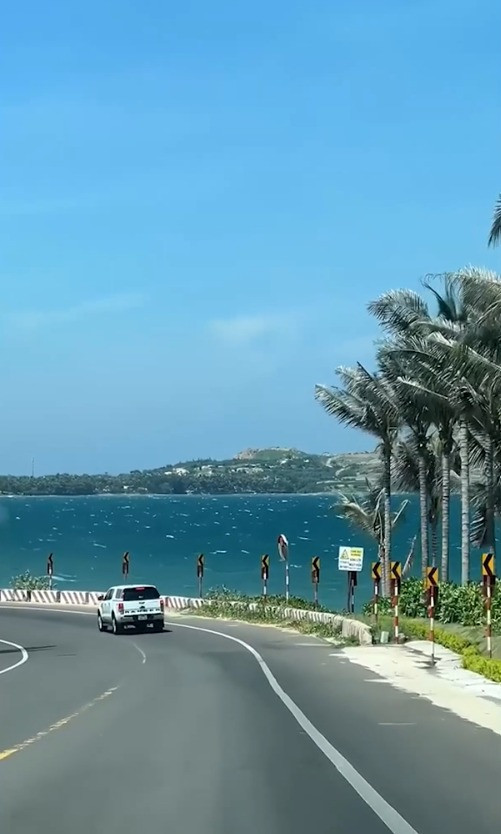 "Dốc dài" từng được nhiều du khách quay lại hình ảnh và chia sẻ trên mạng xã hội TikTok. Nơi đây được mệnh danh "con dốc thần thánh" khi có thể ngắm bình minh và hoàng hôn đẹp mắt.