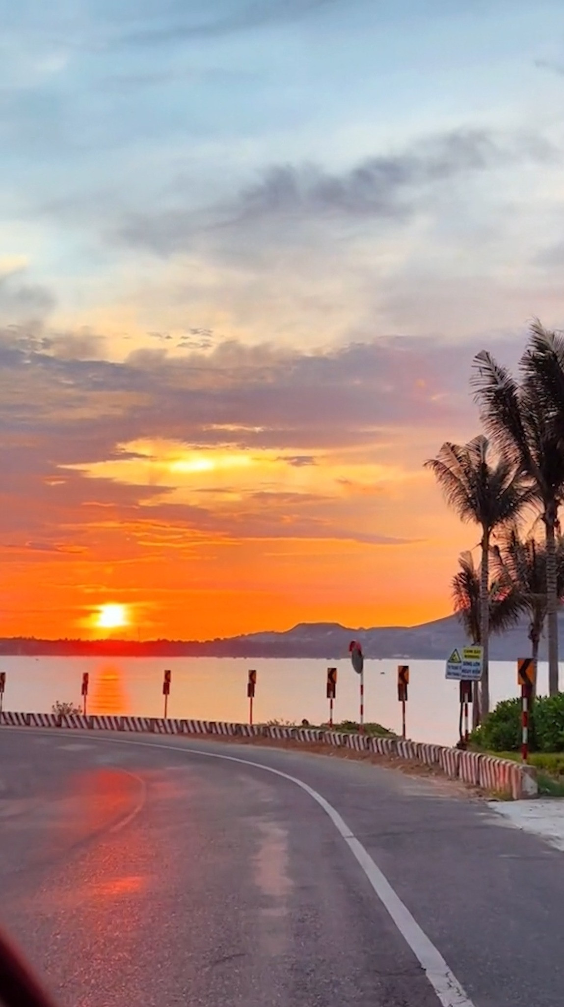 Theo đó, đoạn đường này nằm trên đường Xuân Thủy, còn được gọi là "dốc dài". Người đăng tải video chia sẻ: "Du khách tới Mũi Né có thể hỏi người dân địa phương về 'dốc dài', ai cũng sẽ nhiệt tình chỉ cho bạn"