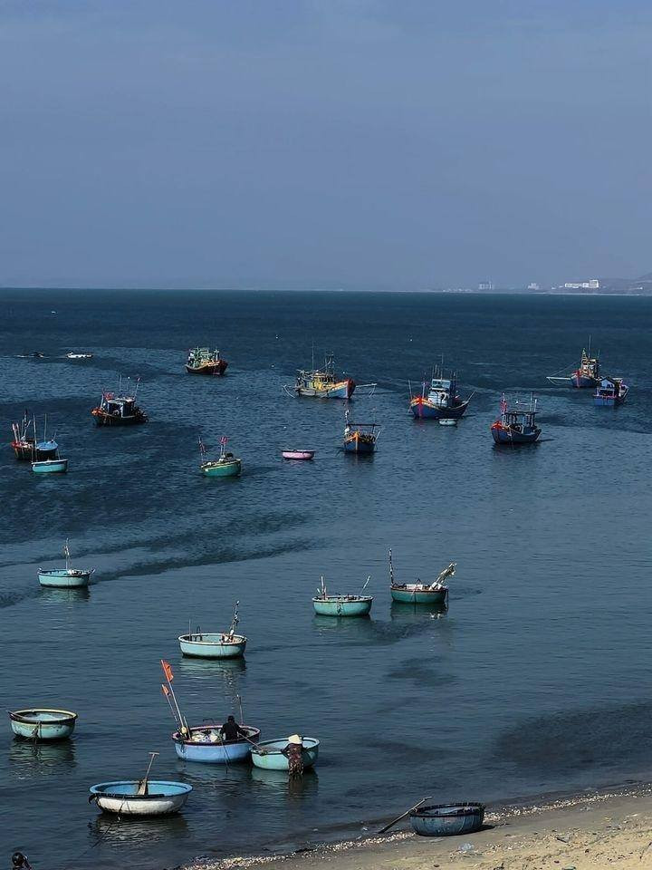 Khi đến mũi Né, nhiều người thường lựa chọn đến những làng chài ven biển, hoang sơ nhưng rất yên bình.