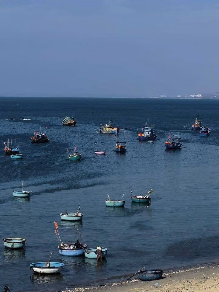 Khi đến mũi Né, nhiều người thường lựa chọn đến những làng chài ven biển, hoang sơ nhưng rất yên bình.