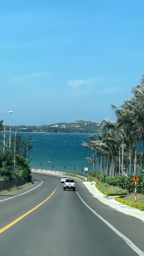 Đi qua đoạn dốc này, du khách có thể tới biển Hòn Rơm. Hòn Rơm được thiên nhiên ưu ái ban tặng cảnh biển và bãi tắm tuyệt đẹp. Bãi biển ở đây hoang sơ, màu nước xanh trong và mát lạnh, rất lặng gió, an toàn. (Ảnh: cắt từ video)