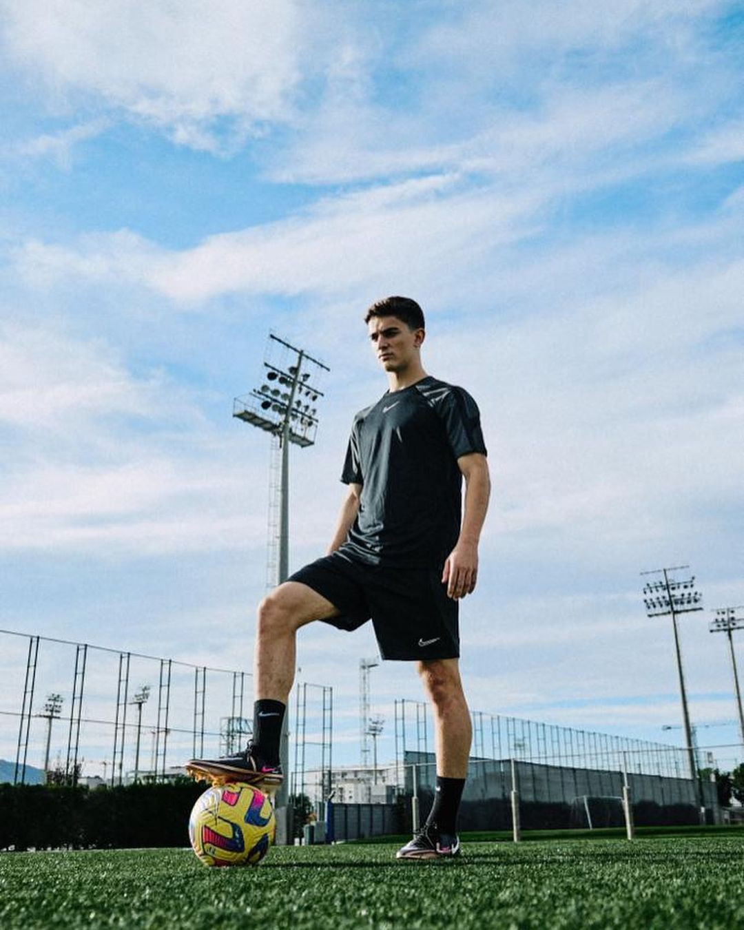 Gavi sớm bộc lộ tài năng chơi bóng từ rất nhỏ. Trước khi chính thức ký hợp đồng với FC Barcelona ở tuổi 11, cậu bé Gavi đã là một cái tên được săn đón toàn quốc khi ghi tới 95 bàn thắng cho đội trẻ Real Betis. (Ảnh: IGNV)