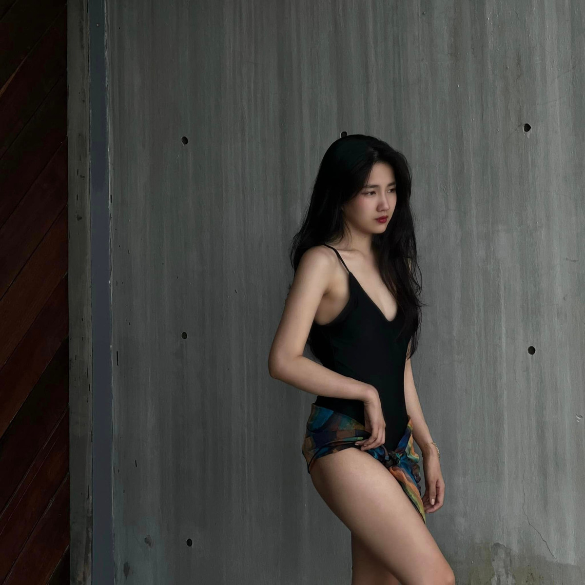 Không còn quá ngọt ngào trong danh xưng "hot girl trà sữa" thời gian gần đây, Kiều Trinh chuyển hướng sang hướng quyến rũ. Cô nàng chăm chỉ đăng ảnh khoe body với đường con cuốn hút lên trang cá nhân.