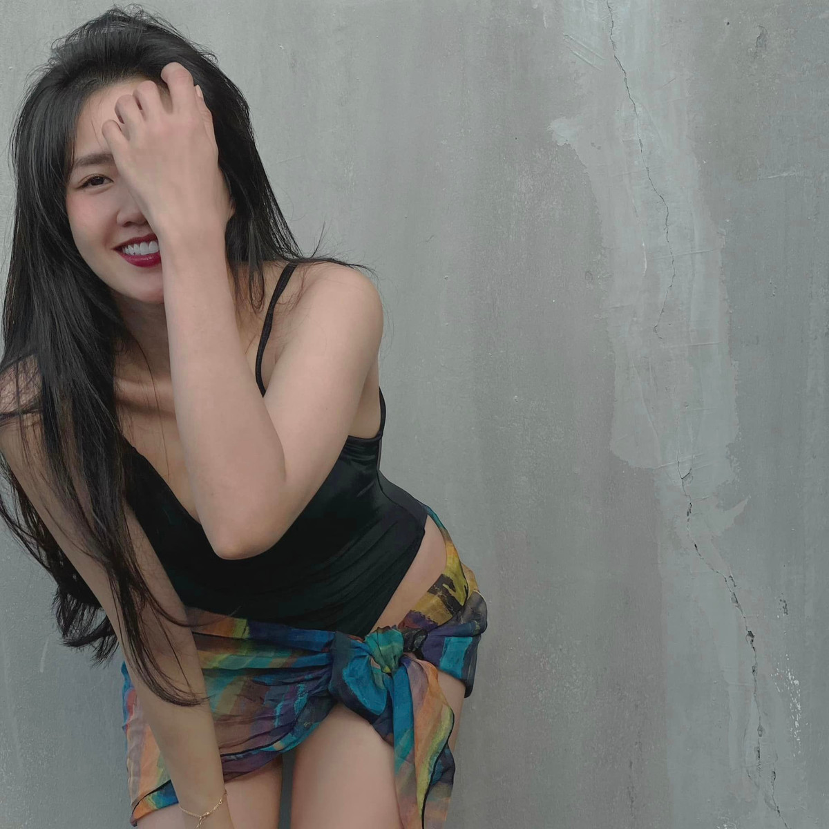 Sau đó, Kiều Trinh Xíu tiếp tục “chiếm sóng” mạng xã hội với loạt ảnh áo dài đăng tải trên báo Reuters (Anh) và được các trang tin Trung Quốc như Sharefie, Chinatimes... đăng lại.