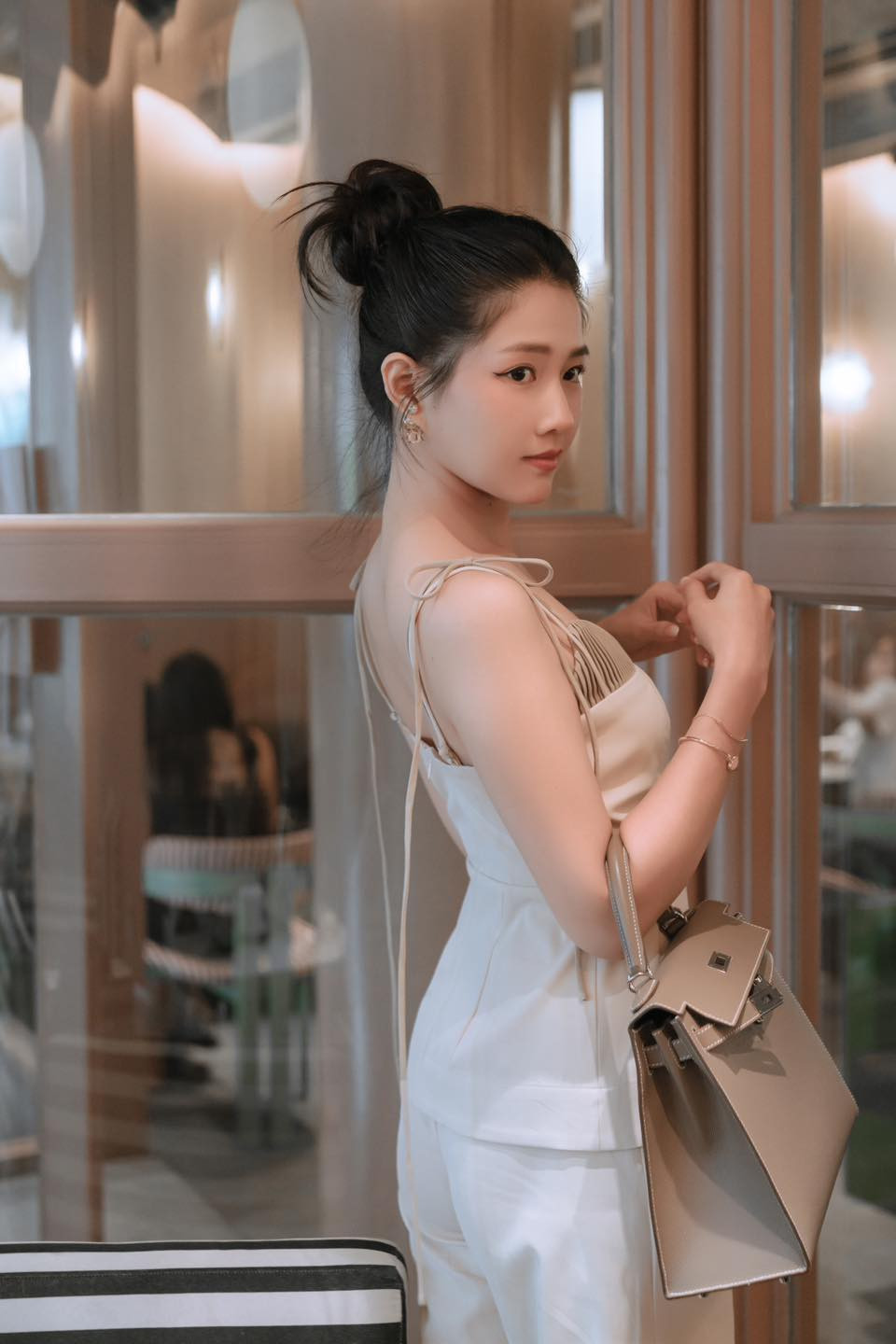 Hot girl xinh đẹp này có một số vai diễn ấn tượng trong “Em chưa 18”, “Ông ngoại tuổi 30”... Bên cạnh đó, người đẹp còn có biệt danh “bạn gái Đan Trường” khi đóng vai người yêu của nam ca sĩ trong MV cổ trang “Thiên tử”.