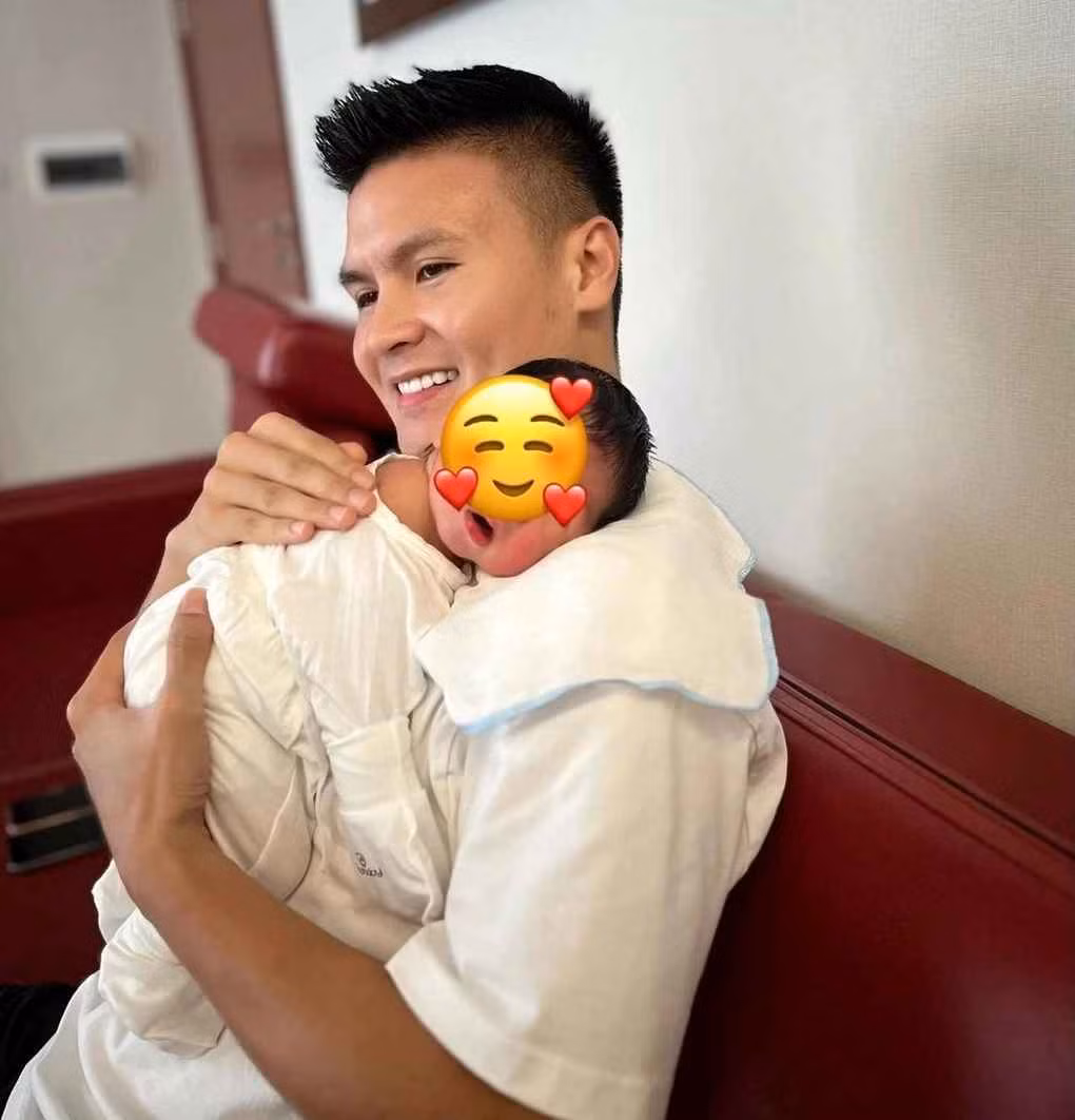 Tiền đạo Quang Hải và vợ Chu Thanh Huyền cũng vừa đón con trai đầu lòng chào đời hôm 13/7. Cặp đôi đã chia sẻ hình ảnh đầu tiên của bé nhưng giấu kín gương mặt cũng như tên con.