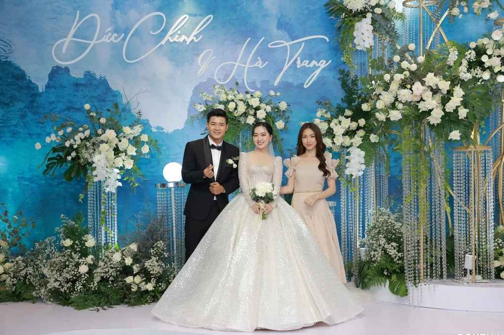 Hà Đức Chinh (SN 1997, Phú Thọ) và Mai Hà Trang (SN 1998, Bắc Giang) có 4 năm hẹn hò trước khi tổ chức hôn lễ vào năm 2022. Đây là một trong những cặp đôi được yêu mến vì có đời tư không ồn ào.